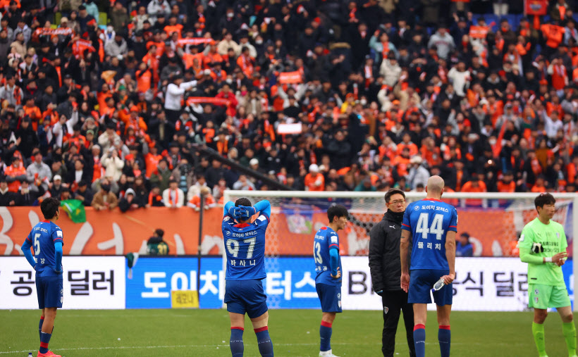 무너진 축구 명가의 자존심<YONHAP NO-2031>