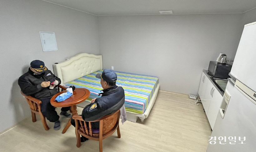 서구 가정동 하나3차 아파트 입주민들이 마련한 휴게실에서 휴식중인 경비원들