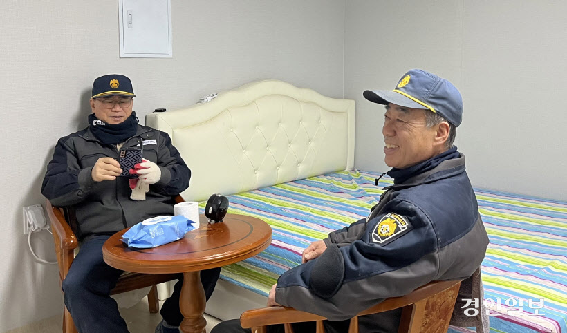 서구 가정동 하나3차 아파트 입주민들이 마련한 휴게실에서 휴식중인 경비원들