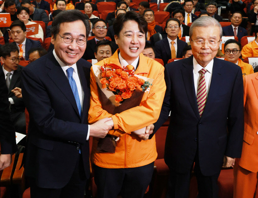악수하는 이준석-이낙연-김종인