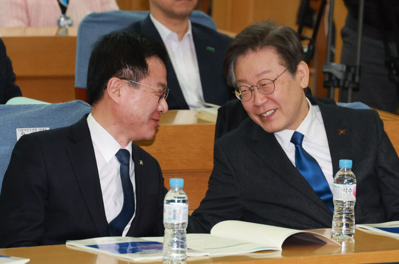 윤영덕 공동대표와 대화하는 이재명 대표