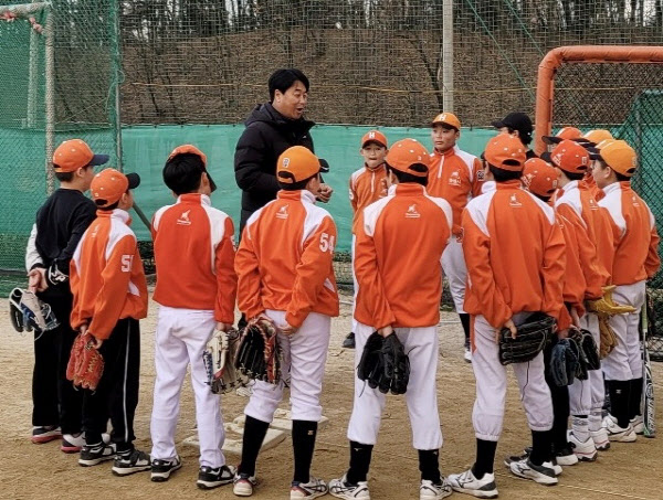 화성 리틀야구단 선수들을 지도하는 장원진 감독