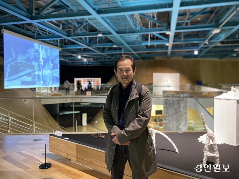지난 16일 인천 송도국제도시 트라이보울에서 열리고 있는 '인천 청년 작가전 - 나무들 비탈에 서다' 전시장에서 만난 차기율 인천대 조형예술학부 교수. 2024.4.16 /박경호기자 pkhh@kyeongin.com