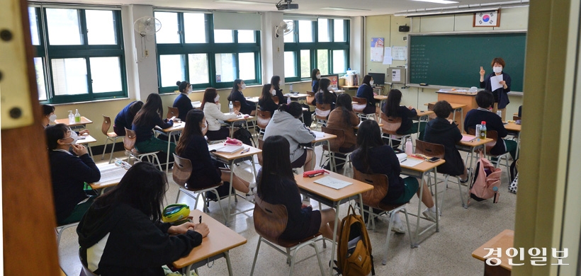 고등학교_개학…신명여자고등학교_수업_(1).jpg