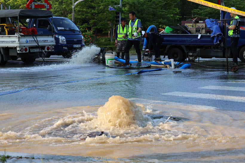 상수도관 파열로 도로로 넘치는 물