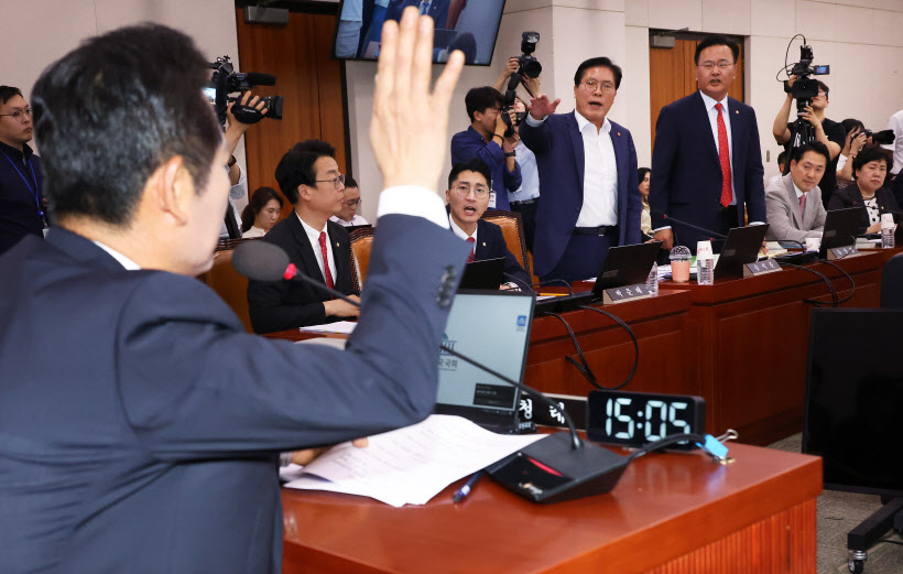 '탄핵 청문회' 표결에 항의하는 여당<YONHAP NO-2841>