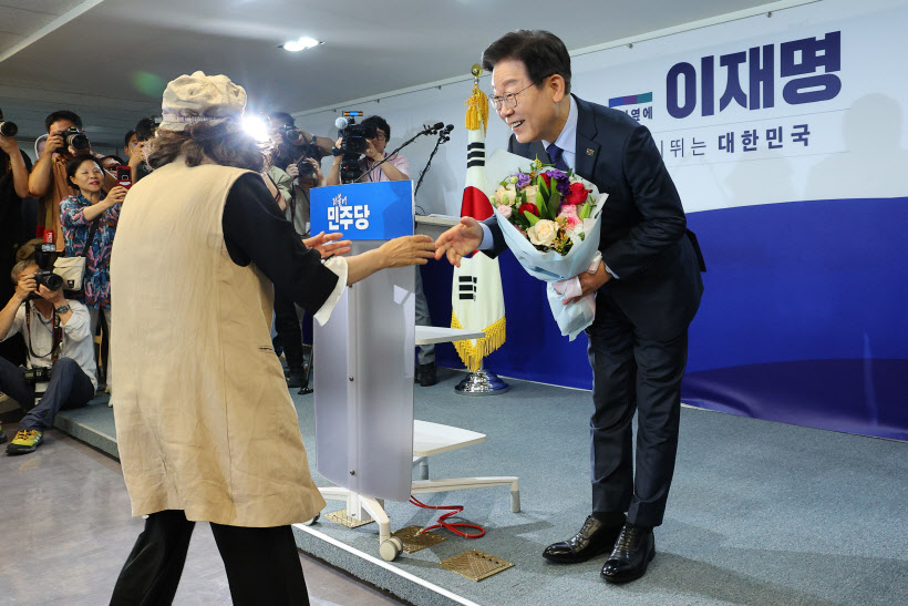 꽃다발 받는 이재명 전 대표<YONHAP NO-3901>