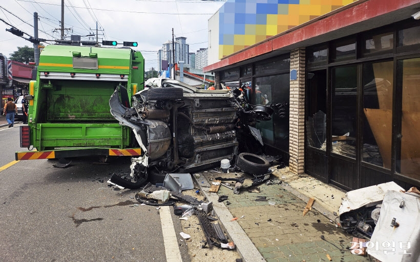 파주에서 승용차 돌진 사고<YONHAP NO-4504>