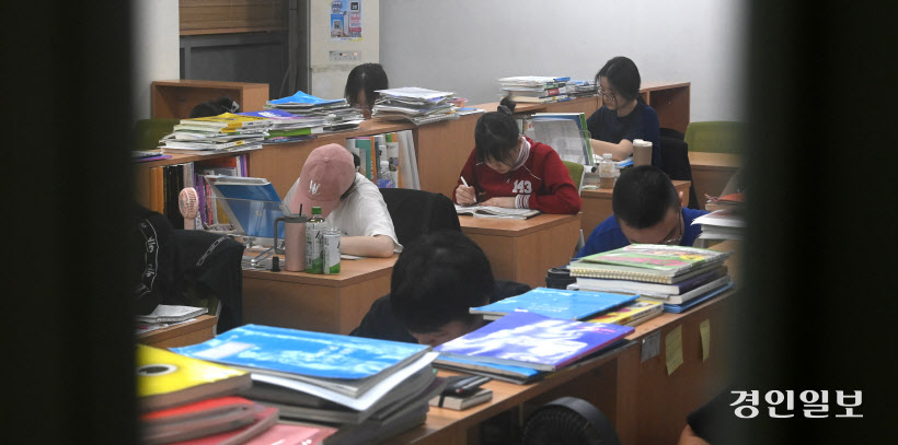 2025학년도 수능 101일 집중하는 수험생들 (8)