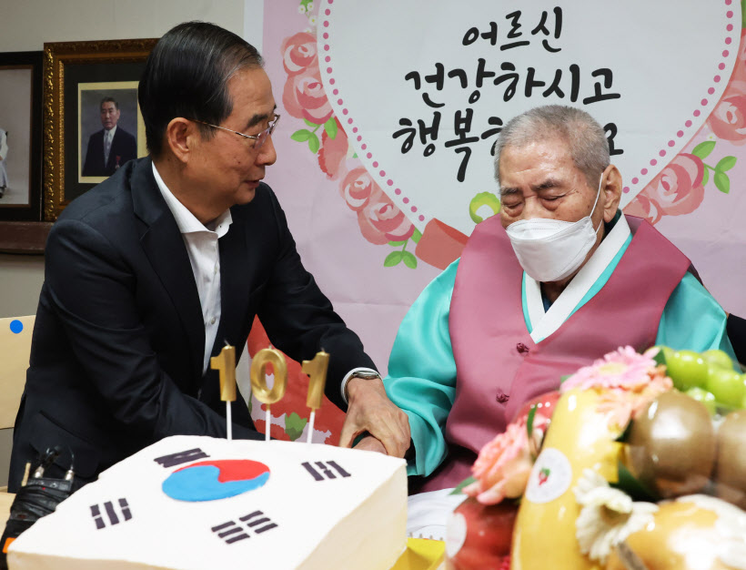 11오성규 지사 생신 축하하는 한덕수 총리<YONHAP NO-6342>