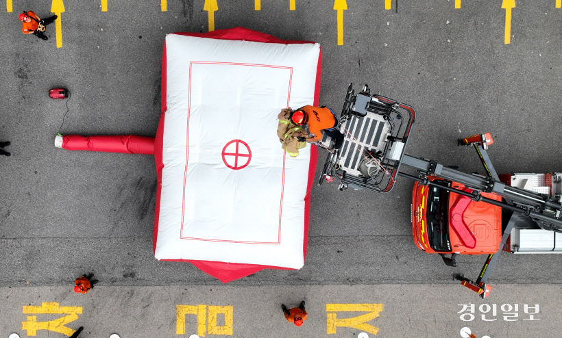 에어매트 점검하는 소방대원들 (9)