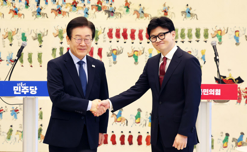 1인사하는 한동훈-이재명 대표<YONHAP NO-3831>