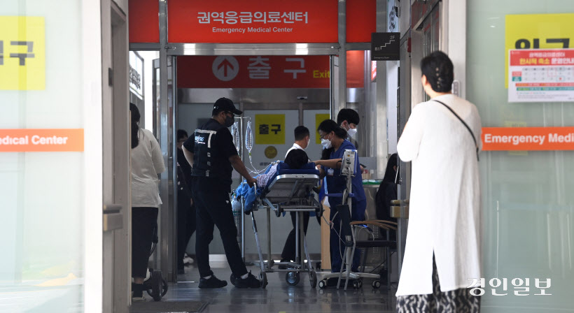 8일 오전 수원시 영통구 아주대학교병원 응급실에서 의료진들이 발걸음을 옮기고 있다. 2024.9.8 /최은성기자 ces7198@kyeongin.com