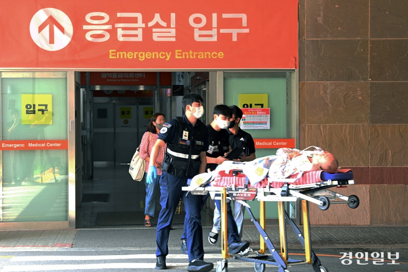 아주대병원 응급실이 한시적 축소 운영을 실시한 첫날인 5일 오전 응급실을 찾은 한 환자가 중증이 아니라는 이유로 진료를 받지 못한 채 전원되고 있다. 아주대병원 응급실은 이날부터 당분간 매주 목요일은 오전 7시부터 24시간 동안 16세 이상 성인 환자의 경우 초중증 환자만 수용한다. 2024.9.5 /최은성기자 ces7198@kyeongin.com