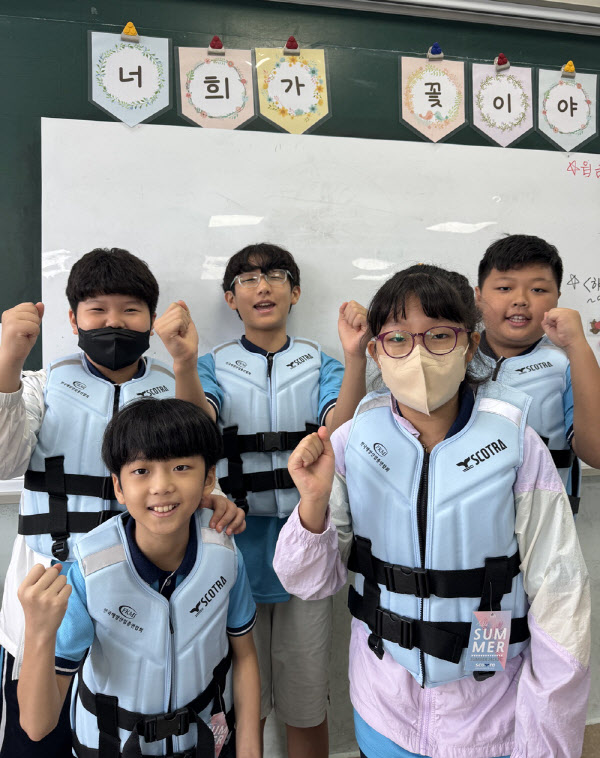해경청, 하노이 한국국제학교 학생들에게 구명조끼 제공