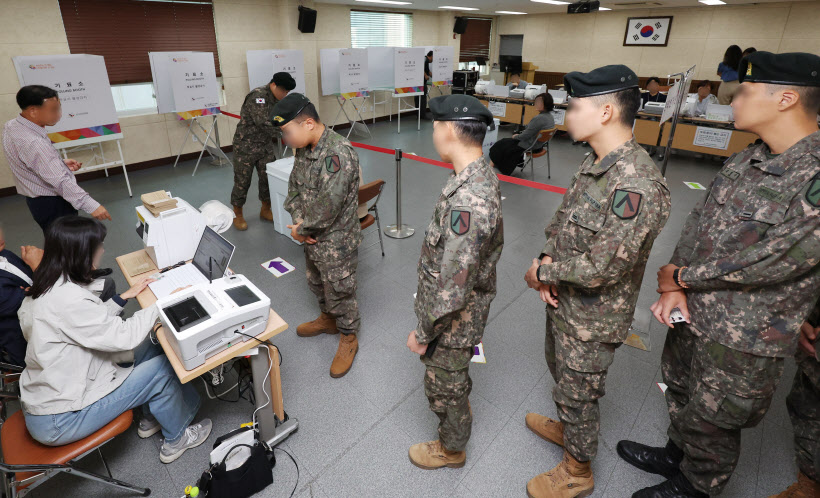 사전 투표하는 군 장병들