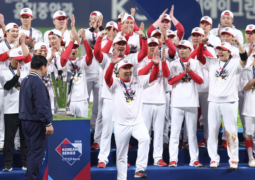 팬들에게 인사하는 이범호 감독