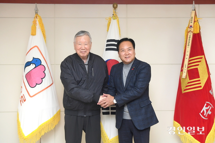 이권재 시장(오른쪽)과 이중근 부영회장