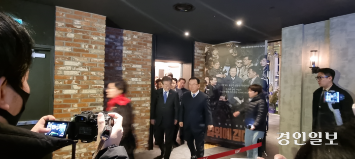 ‘길위의 김대중’ 시사회에 나란히 입장하는 이재명-김부겸