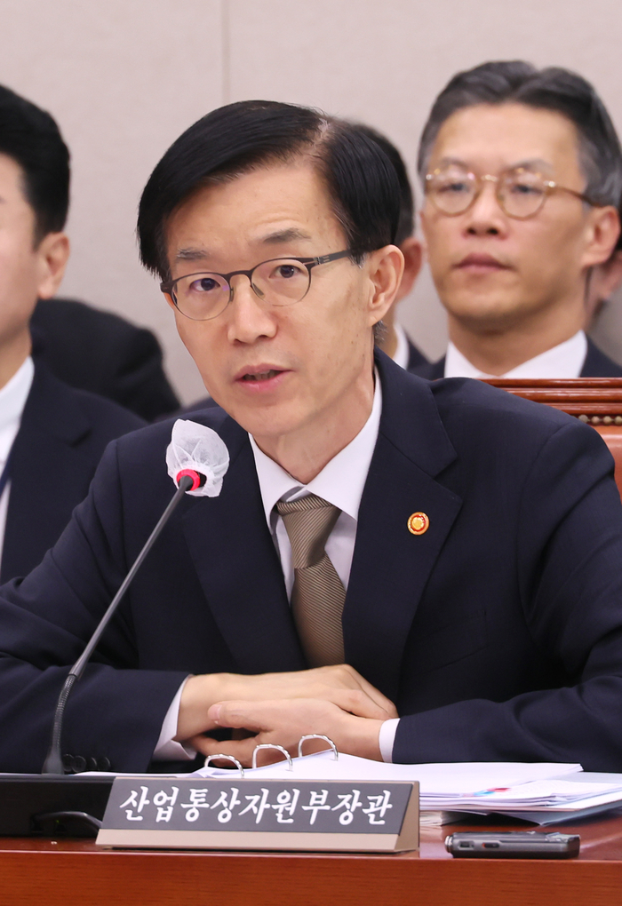 답변하는 방문규 산업통상자원부 장관
