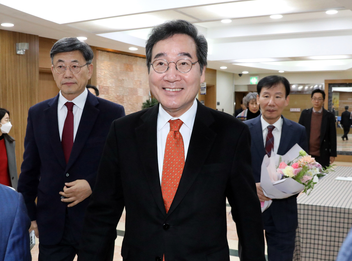강연장 입장하는 이낙연 전 총리