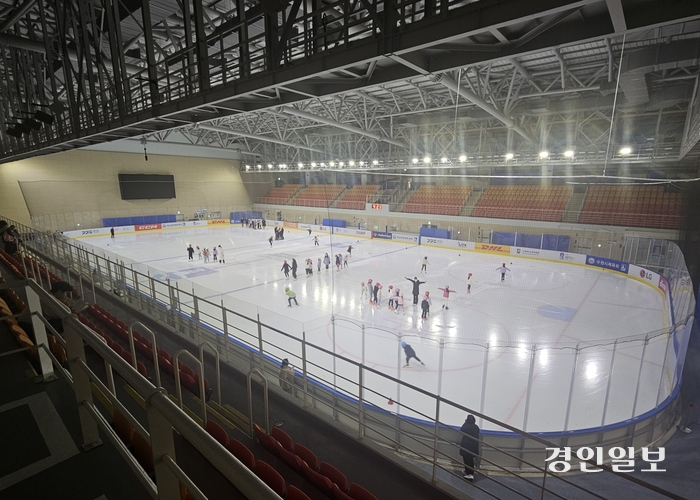 지난 4일 오후 4시20분께 광교복합체육센터 빙상장에 60여명의 어린이 수강생들이 수업을 듣고 있다. 2024.1.4 /김지원기자 zone@kyeongin.com