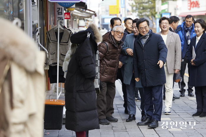 4일 오후 파주 금촌통일시장에서 김동연 경기도지사가 민생현장방문을 하고 있다.