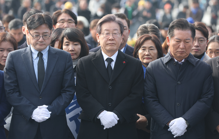 봉하 찾은 민주당 지도부