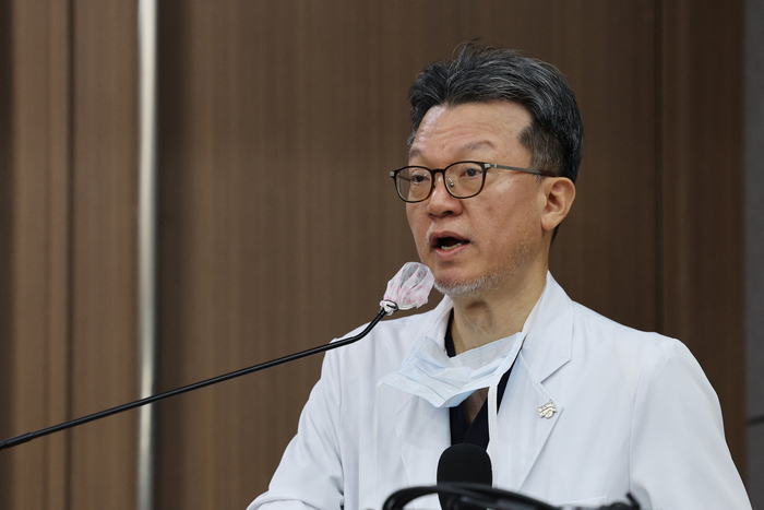 서울대 의료진 “이재명 회복 중이나 경과 지켜봐야”