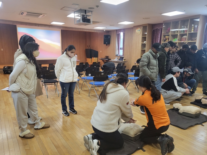 경기도소방재난본부는 도민 1천만명이 심폐소생술 교육을 이수하고 현장 심폐소생술 시행률을 75%까지 끌어올리기 위해 생활현장에서 편리하게 실습