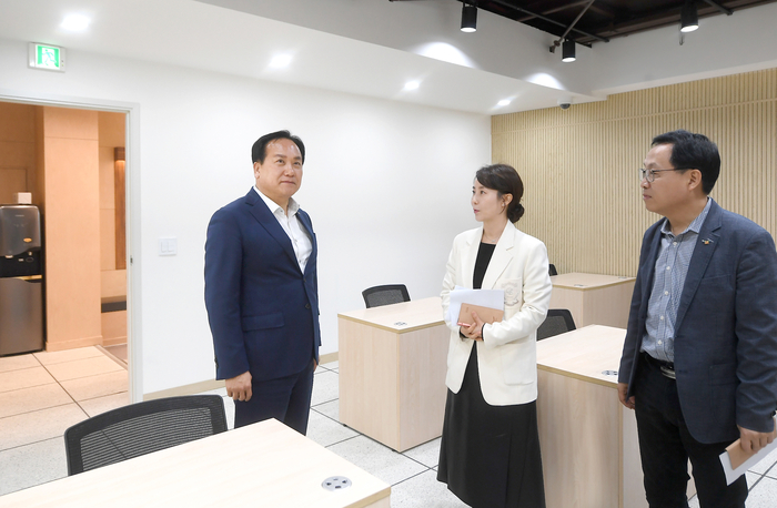 국가자격증 상설시험장을 관계자들과 점검중인 이권재 오산시장(사진 왼쪽)