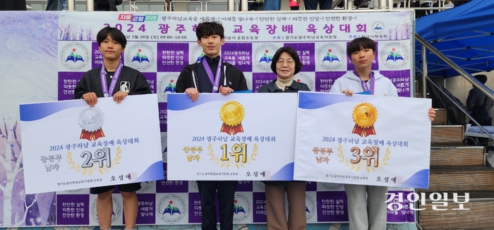 28일 하남종합운동장에서 개최된 ‘2024학년도 광주하남 교육장배 육상대회’ 400m 에서 윤슬중학교 김율·미강중학교 신우진·윤슬중학교 장준영 학생이 각각 1·2·3위를 차지했다.2024.3.28 /광주하남교육지원청 제공