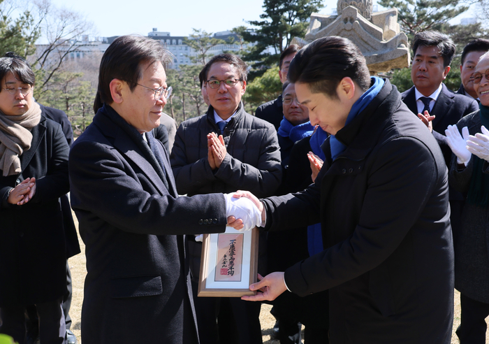 백범 김구 선생 휘호 전달받는 이재명 대표