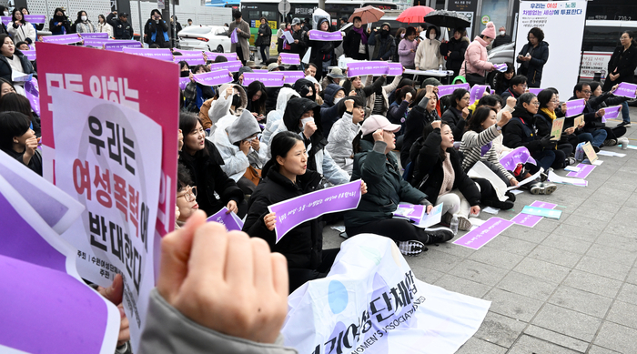 지난달 12일 수원역 문화광장에서 경기여성단체연합 등이 성인페스티벌 개최를 반대하고 있다./경인일보DB