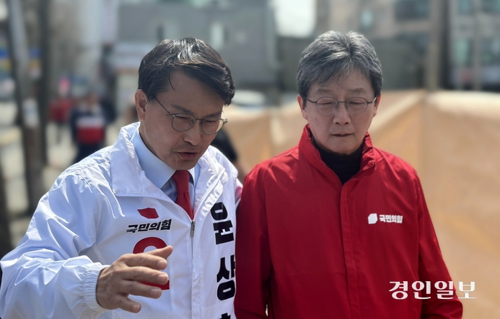 2일 오후 인천시 미추홀구 용현시장 인근에서 인천 동구미추홀구을에 출마한 국민의힘 윤상현 후보(왼쪽)와 지원 유세에 나선 유승민 전 의원이 함께 이야기를 나누고 있다. 2024.04.02/조경욱 기자