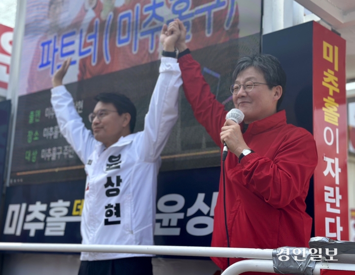 2일 오후 인천시 미추홀구 용현시장 인근. 인천 동구미추홀구을에 출마한 국민의힘 윤상현 후보(왼쪽)와 지원 유세에 나선 유승민 전 의원.2024.04.02/조경욱 기자