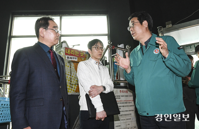 김기배 팔달구청장(오른쪽)과 김재광 수원서부경찰서장이 유관기관 관계자들과 4일 오후 수원 디스코팡팡 놀이기구 업체를 둘러보고 있다. 2024.4.4 /이지훈기자 jhlee@kyeongin.com