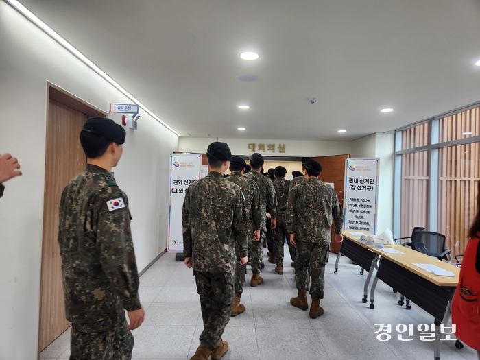 5일 오전 9시30분 인천시 서구 가정1동행정복지센터 2층에 마련된 사전투표소에서 군부대 장병들이 투표하고 있다. 군부대 관계자는 “투표 여부는 병사들 자유지만, 투표소까지 인솔하는 건 군부대 역할”이라며 “한 번에 30명씩 모두 5번 정도 사전투표소로 인솔할 예정”이라고 말했다. 2024.04.05 / 유진주기자 yoopearl@kyeongin.com