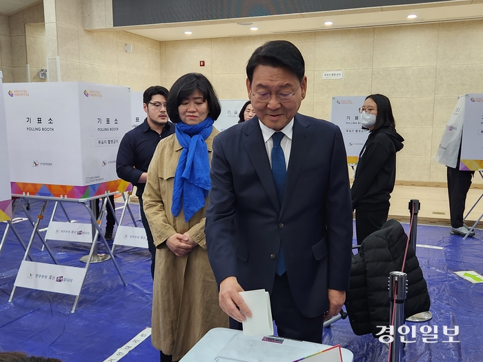 민주당 김교흥 인천 서구갑 후보가 5일 오전 10시 서구 가정1동행정복지센터 2층에 설치된 사전투표소에서 투표했다. 김 후보 왼편 파란색 목도리를 한 여성은 김 후보의 배우자 염현주 씨다. 2024.04.05 / 유진주기자 yoopearl@kyeongin.com