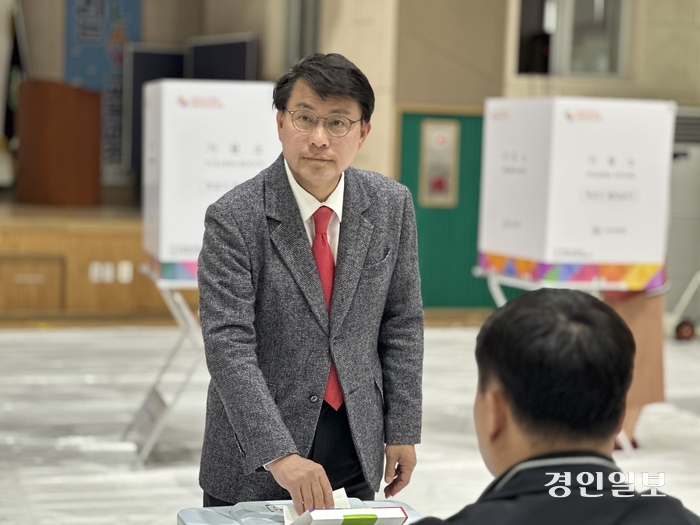 국민의힘 윤상현 인천 동구미추홀구을 후보가 5일 오전 10시20분 미추홀구 용현초등학교 다목적강당에 마련된 용현5동사전투표소에서 투표했다. 윤상현 후보는 사전투표를 마치고 용현동 토지금고시장으로 가 국민의힘 한동훈 총괄선대위원장과 함께 집중유세를 펼쳤다. 2024.04.05 / 조경욱기자 imjay@kyeongin.com