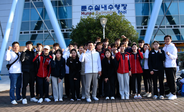 지난 5일 ‘제38회 문화체육관광부장관기 전국체육고등학교 체육대회’ 수영 종목 경기가 열린 울산문수실내수영장에서 경기체고 선수들을 포함한 학교 관계자들이 기념 촬영을 하고 있다. /경기체고 제공