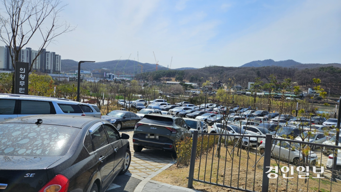 의왕 무민공원 주차장 내에 오랜시간 주차하는 차량들로 인해 정작 봄나들이를 하려는 시민들이 주차를 못하는 불편을 겪자 의왕시가 유료화 등의 개선책 마련을 모색하고 있다. 2024.4.6 의왕/송수은기자 sueun2@kyeongin.com