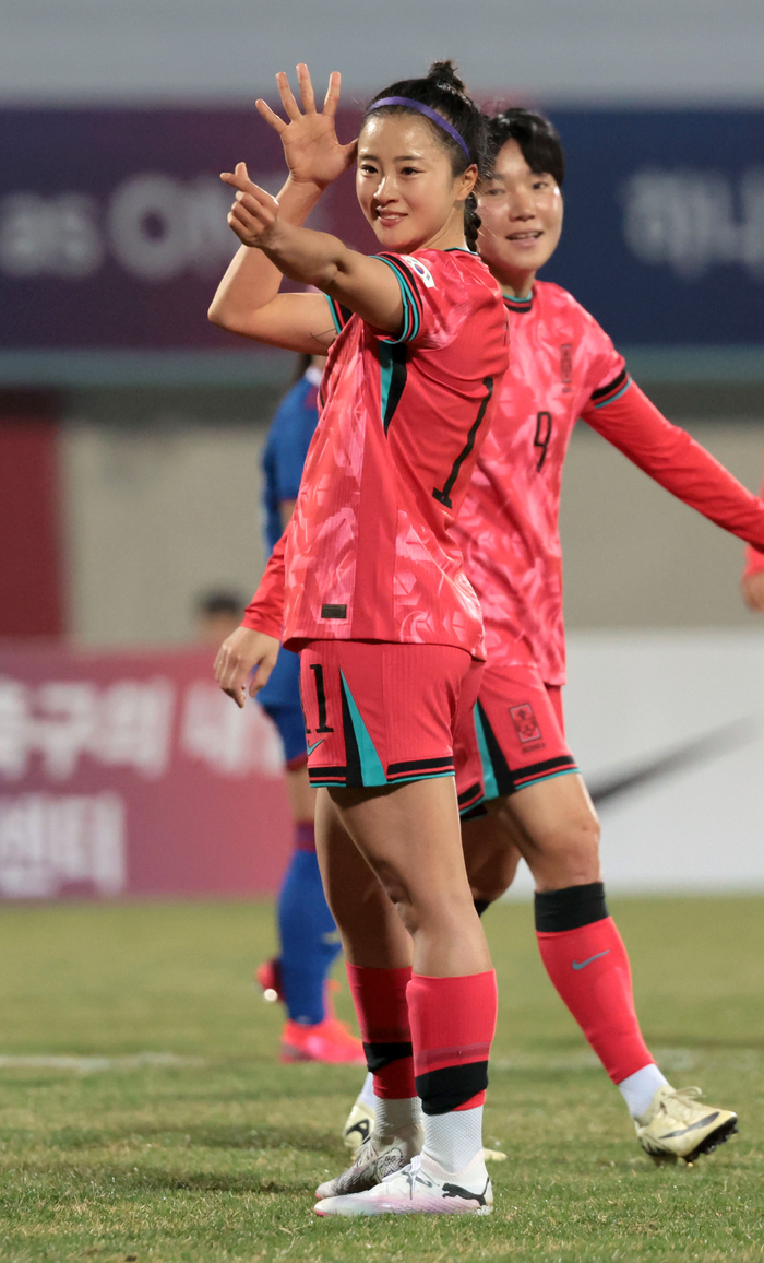 8일 이천종합운동장에서 열린 신세계 이마트 초청 여자축구 국가대표팀 친선경기 대한민국과 필리핀의 경기에서 대한민국 최유리가 두 번째 골을 넣고 골 세리머니를 하고 있다. 2024.4.8 /연합뉴스