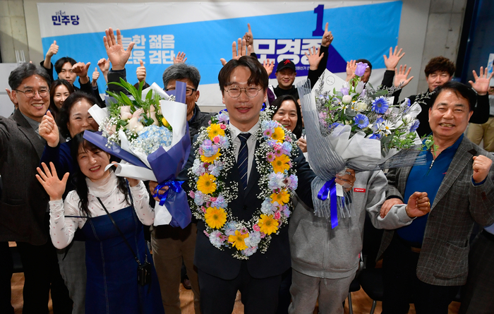 제22대 국회의원선거 인천 서구병에 출마한 더불어민주당 모경종 후보가 10일 오후 인천 서구 마전동 선거사무소에서 당선이 유력시 되자 꽃 목걸이를 목에 걸고 기뻐하고 있다. 2024.4.10 /공동취재