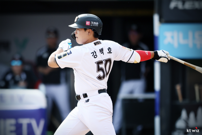 14일 수원KT위즈파크에서 열린 ‘2024 신한 SOL뱅크 KBO 리그’ 정규시즌 수원 kt wiz와 인천 SSG 랜더스의 경기에서 KT 강백호가 타격하고 있다. 이날 KT는 SSG에 1-8로 패했다. 올해 5승 15패의 성적을 거둔 KT는 리그 10개 팀 중 9위에 머물렀다. 2024.4.14 /kt wiz 제공