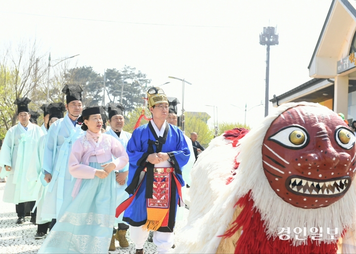 화성시가 13~14일 양일간 진행한 궁평항 풍어제가 지역 어업인과 관광객들의 호응 속에 마무리됐다. /화성시 제공