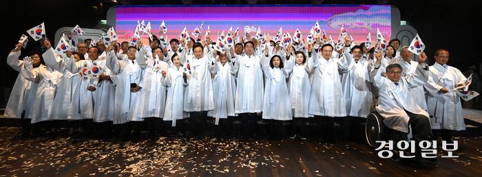 정명근 화성시장과 김경희 시의회 의장 등 관계자들이 15일 화성시독립운동기념관 개관식에서 만세삼창을 하고 있다. 2024.4.15/최은성기자 ces7198@kyeongin.com