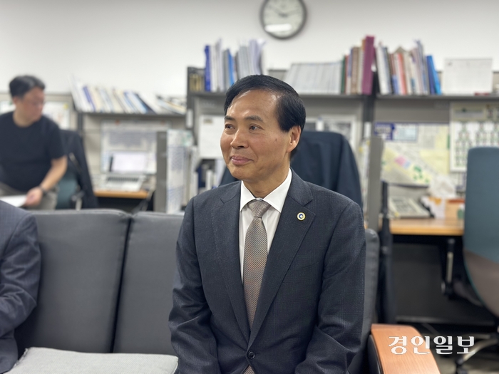 황효진 인천시 글로벌도시정무부시장이 15일 인천시청 기자실에서 취임 100일 기념 기자간담회를 하고 있다.2024.4.15./조경욱기자 imjay@kyeongin.com
