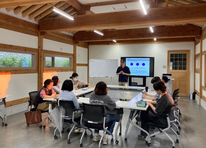 지난해 시민 영화프로그래머 양성 과정에 참여한 참가자들이 강의를 수강하고 있다. /수원문화재단 제공