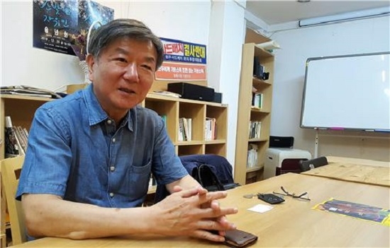 고 홍세화장발장 은행장이 생전 운영하던 토론모임 ‘소박한 자유인’ 서울 마포 사무실에서 2019년 인터뷰 하고 있는 모습이다. / 오수진 기자